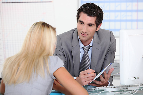 포토 JPG 해외이미지 비즈니스 탁자 대화 협상 설명 두명 사무실 스크린 가리킴 키보드 질문 고객 계약 무역 컨설턴트 약속 상업 획득 해외202004 해외포토 산업 가구 모션 말하기 사람 손짓 전문직 상담 파일형식 이미지허브