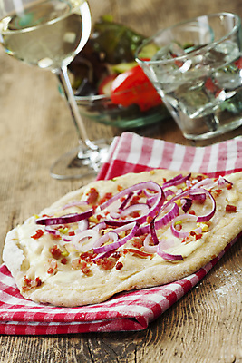 포토 JPG 해외이미지 전통 문화 음식 토마토 탁자 양파 피자 요리 사람없음 빨간색 초록색 저녁식사 봄 샐러드 프랑스 껍질 가을 흰색 시골 직물 맛 굽기 크림 햄 베이컨 후추 프랑스어 전문 타르트 해외202004 해외포토 문자 계절 유럽 빵 컬러 가구 컨셉 채소 패스트푸드 서양음식 육류 돼지고기 식사 구이 향신료 파이_빵 파일형식 이미지허브