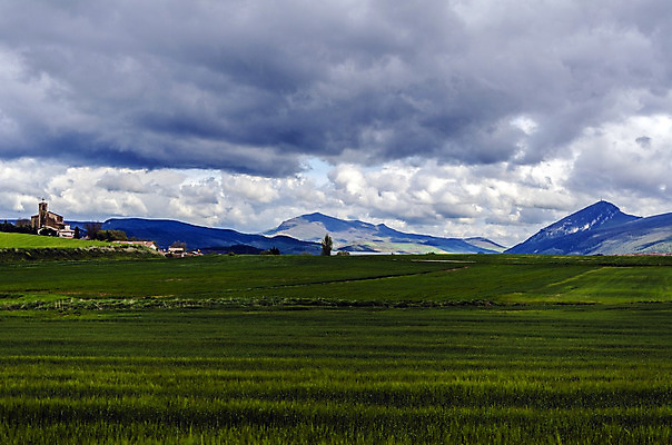 포토 JPG 해외이미지 구름 유럽 백그라운드 밭 농업 자연 하늘 날씨 산 풍경 사람없음 야외 초록색 컬러풀 농장 마을 환경 계곡 어둠 흰색 스페인 해외202004 해외포토 자연요소 나라 산업 컬러 생태계 파일형식 이미지허브