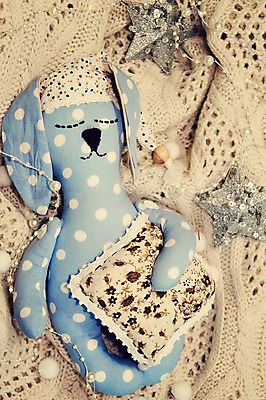 포토 JPG 해외이미지 동물 별 백그라운드 크리스마스 겨울 베개 휴가 휴식 따뜻함 선물 사람없음 파란색 장난감 꿈 직물 토끼 면 뜨개질 12월 엽서 부드러움 캡모자 핸드메이드 해외202004 해외포토 자연요소 모자_잡화 계절 기념일 컬러 컨셉 포유류 침구 취미 반려동물 감각 날짜 편지 파일형식 이미지허브