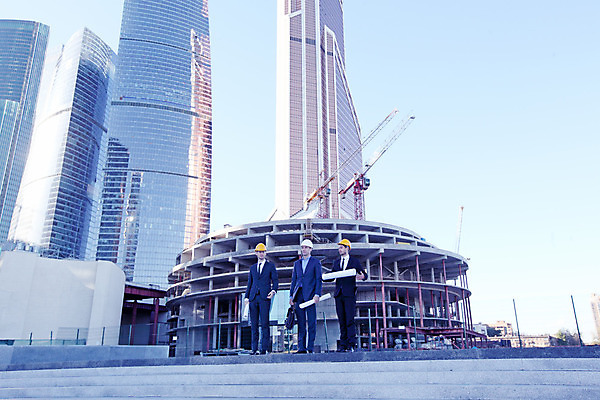 포토 JPG 해외이미지 직업 남자 산업 비즈니스 노동자 사람 성인 세명 걷기 고층빌딩 산책 가리킴 업무 비즈니스맨 그룹 엔지니어 감독 계획 헬멧 건축가 땅 경영자 청사진 건축업자 프로젝트 해외202004 해외포토 건축 컨셉 모션 휴식 손짓 빌딩 작업 직장인 기술자 보호장비 리더 파일형식 이미지허브