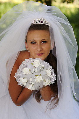 포토 JPG 해외이미지 드레스 꽃 행복 꽃다발 결혼 백그라운드 꽃무늬 결혼식 사랑 한명 이벤트 야외 빨간색 맑음 흰색 축하 가운 우아함 배열 순수 부드러움 베일 정중 해외202004 해외포토 식물 1 옷 감정 컬러 컨셉 무늬 날씨 사람 감각 파일형식 이미지허브