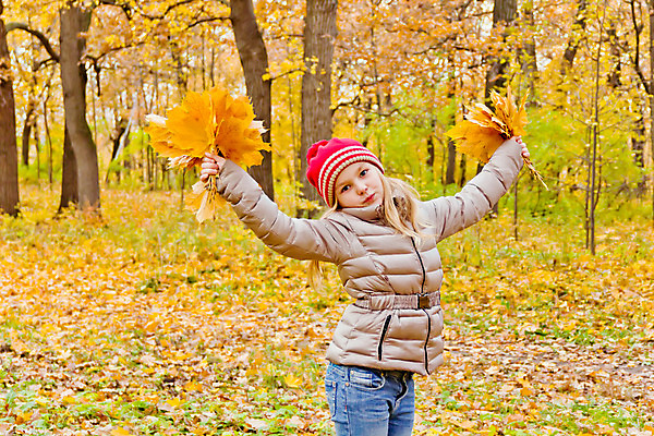 포토 JPG 해외이미지 백인 여학생 여자 유럽 어린이 한명 여름 파란색 금발 봄 가을 흰색 8 6 5 7 해외202004 해외포토 서양인 1 학생 헤어스타일 계절 나라 컬러 사람 숫자 파일형식 이미지허브