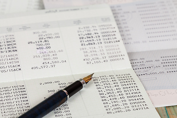 포토 JPG 해외이미지 교육 종이 백그라운드 돈 비즈니스 사람없음 책 금융 숫자 펜 동전 검은색 성장 시장 문서 투자 가치 월 대출 빚 계좌 수입 해외202004 해외포토 문자 컬러 경제 필기구 날짜 재산 파일형식 이미지허브