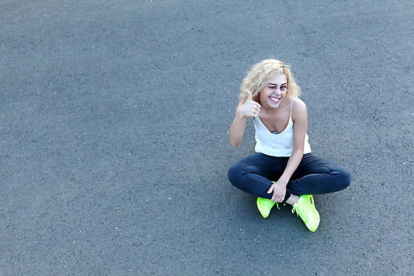 포토 JPG 해외이미지 라이프스타일 응시 여자 백그라운드 신발 컨셉 한명 앉기 유행 회색 청바지 도시 사인 코믹 콘크리트 카피스페이스 해외202004 해외포토 1 시선 컬러 바지 모션 사람 생활 공백 파일형식 이미지허브