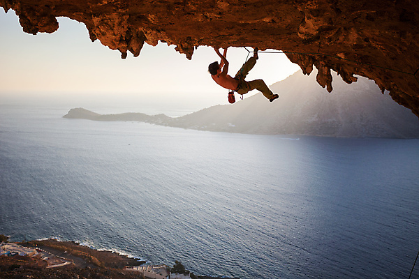 포토 JPG 해외이미지 주간 전신 남자 바다 섬 매달리기 한명 성인 야외 옆모습 잡기 암벽 암벽등반 암벽등반가 성인남자한명만 해외202004 해외포토 자연요소 1 뷰포인트 모션 사람 등산 남자한명만 성인남자만 파일형식 이미지허브