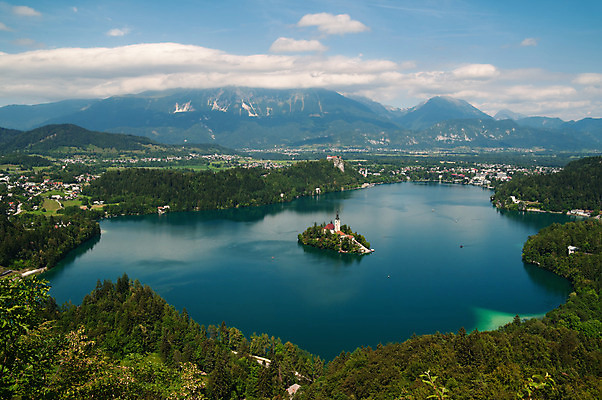 포토 JPG 해외이미지 유럽 전통문화 호수 섬 여행 자연 하늘 휴가 산 풍경 사람없음 야외 초록색 물 여름 관광지 마을 농촌 숲 명승지 슬로베니아 절정 카피스페이스 산맥 해외202004 해외포토 자연요소 전통 계절 나라 문화 컬러 공백 시골 생태계 파일형식 이미지허브