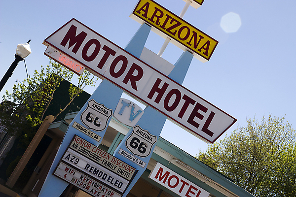 포토 JPG 해외이미지 도로 길 여행 자동차 하늘 휴가 거리 사람없음 파란색 미국 운전 사막 자유 수확 흰색 고속도로 6 심볼 사인 캘리포니아 애리조나 천국 루트 옛날 해외202004 해외포토 육상교통 컬러 컨셉 북아메리카 농업 교통시설 모션 숫자 파일형식 이미지허브