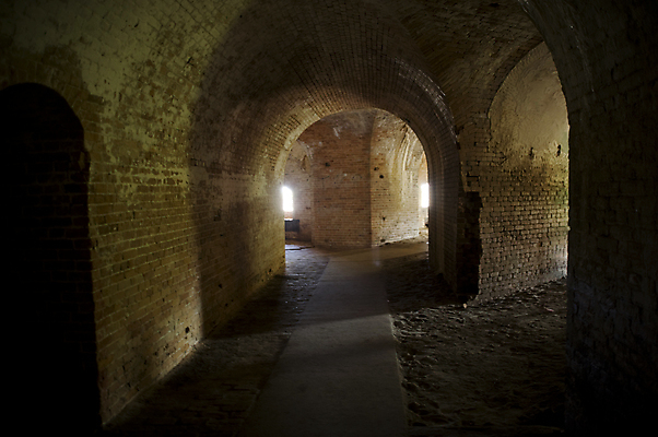 포토 JPG 해외이미지 공원 벽 여행 건축양식 벽돌 국립공원 사람없음 미국 성 역사 아치 군용 전쟁 육군 남쪽 베터리 전국 플로리다 해외202004 해외포토 건축물 공공시설 건축 북아메리카 군대 방향 파일형식 이미지허브