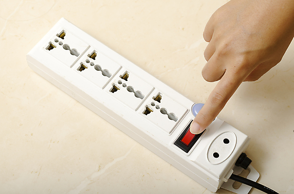 포토 JPG 해외이미지 손 실내 신체부위 누름 콘센트 멀티탭 해외202004 해외포토 모션 사람 내부 파일형식 이미지허브