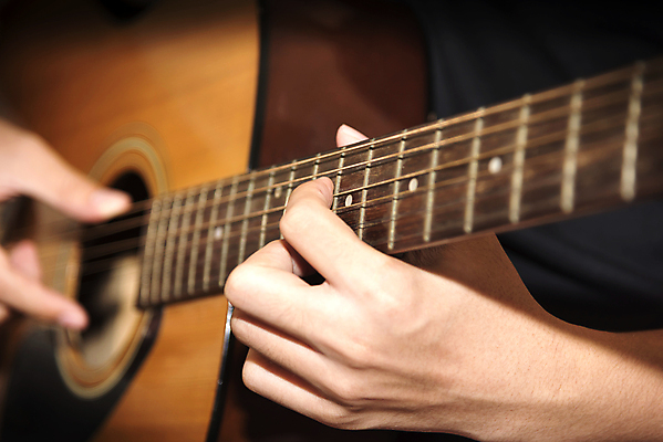 포토 JPG 해외이미지 손 연주 실내 신체부위 기타 잡기 해외202004 해외포토 음악 모션 현악기 사람 내부 파일형식 이미지허브