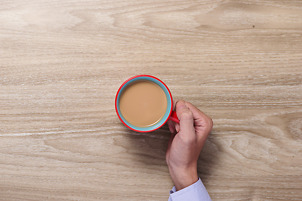 포토 JPG 해외이미지 손 커피 티타임 실내 신체부위 하이앵글 잡기 커피잔 나무배경 해외202004 해외포토 음료 뷰포인트 백그라운드 모션 휴식 잔 사람 내부 파일형식 이미지허브