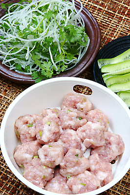 포토 JPG 해외이미지 접시 음식 빵 잎 채소 공 고추 오이 육류 돼지고기 요리 사람없음 빨간색 초록색 식사 저녁식사 힘 신선 고수 맛 아침식사 미트볼 강의 먹기 향신료 베트남 파 길거리음식 방법 인기 파파야 해외202004 해외포토 식물 식기 컬러 컨셉 식재료 모션 동남아시아 열대과일 향미료 파일형식 이미지허브