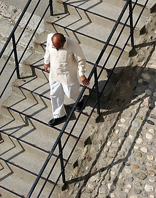 포토 JPG 해외이미지 남자 난간 그림자 사람없음 계단 산책 인도인 단계 해외202004 해외포토 외국인 휴식 사람 동양인 파일형식 이미지허브