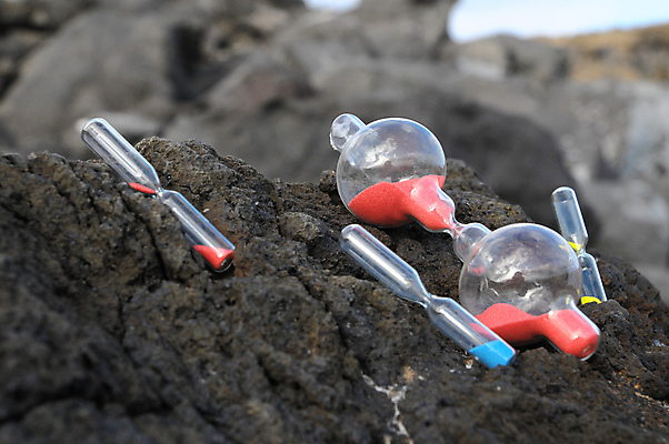 포토 JPG 해외이미지 손 모래 시계 컨셉 돈 자연 유리 하늘 미래 아이디어 선물 사람없음 야외 목재 세로 초록색 파란색 달리기 반사 노란색 침묵 회색 골동품 기구 긴급 죽음 시간 모래시계 측정 타이머 종료 구성 구식 마감 방법 옛날 카운트다운 노화 해외202004 해외포토 나무 컬러 재료 모션 재질 신체부위 소리 재산 생태계 파일형식 이미지허브