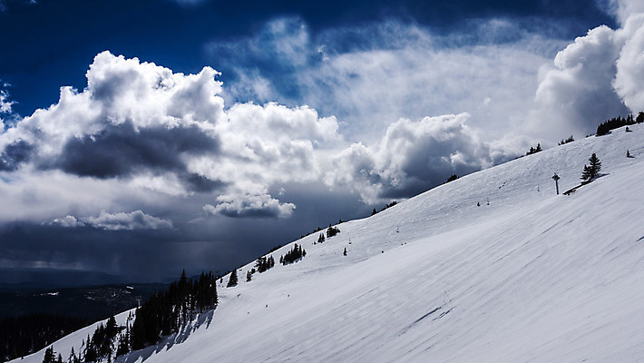 포토 JPG 해외이미지 나무 구름 겨울 하늘 스키 산 풍경 경사 사람없음 얼음 추위 소나무 해외202004 해외포토 자연요소 식물 계절 겨울스포츠 파일형식 이미지허브