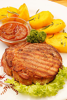 포토 JPG 해외이미지 음식 토마토 채소 감자 육류 돼지고기 스테이크 사람없음 소고기 튀김 그릴 상추 케첩 허브 준비 로즈메리 송아지고기 해외202004 해외포토 식물 식재료 주방용품 서양음식 소스_음식 파일형식 이미지허브