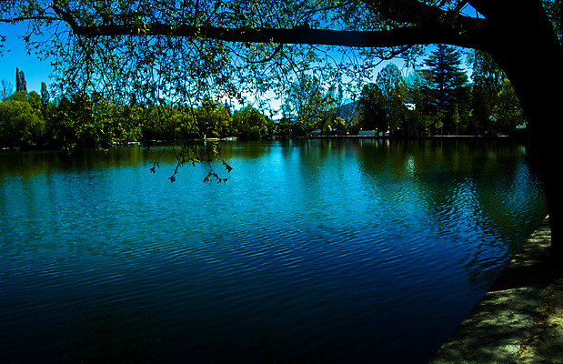 포토 JPG 해외이미지 나무 공원 호수 여행 자연 하늘 휴가 휴식 파노라마 풍경 사람없음 야외 가로 초록색 물 여름 파란색 컬러풀 태양 반사 평화 환경 맑음 침묵 고요 놀람 봄 연못 스페인 땅 엽서 장면 수평선 해외202004 해외포토 자연요소 식물 계절 공공시설 감정 유럽 컬러 컨셉 날씨 촬영기법 표정 소리 편지 생태계 파일형식 이미지허브