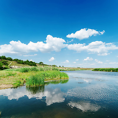 포토 JPG 해외이미지 구름 계절 공원 호수 여행 백그라운드 자연 하늘 표면 갈대 풍경 사람없음 야외 초록색 물 여름 파란색 빛 강 햇빛 태양 반사 환경 맑음 봄 꿈 흐름 시골 연못 신선 개울 강가 장면 공상 내추럴 평야 수평선 해외202004 해외포토 자연요소 식물 공공시설 컬러 컨셉 날씨 생태계 파일형식 이미지허브