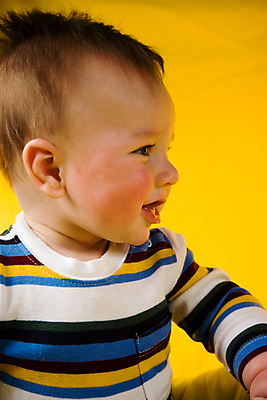 포토 JPG 해외이미지 모델 행복 아들 포즈 한명 미소 사람 소년 유행 표현 아기 닫기 묘사 스타일 해외202004 해외포토 1 남자 감정 어린이 가족 모션 표정 파일형식 이미지허브