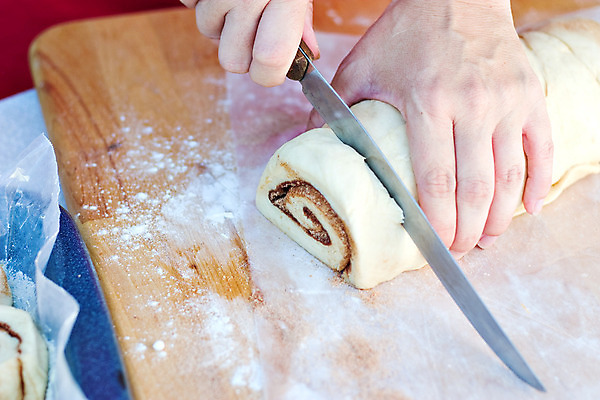 포토 JPG 해외이미지 손 여자 음식 빵 가사 재료 손가락 탁자 주택 덴마크 요리 사람없음 목재 주방 요리사 빵집 신선 두루마리 자르기 굽기 준비 날것 반죽 밀가루 생식 시나몬 제빵사 페스츄리 핸드메이드 해외202004 해외포토 나무 직업 가구 모션 북유럽 사람 건물 신체부위 상점 가루 구이 파일형식 이미지허브