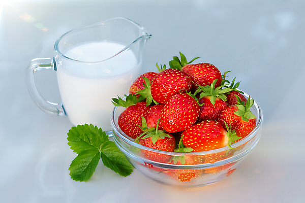 포토 JPG 해외이미지 열매 음식 분홍색 다이어트 과일 재료 부분 유리 탁자 딸기 디저트 건강 사람없음 빨간색 숟가락 주스 우유 흰색 신선 사발 달콤 맛 아침식사 상품 먹기 크림 상쾌 유기농 요거트 내추럴 숙성 스무디 요구르트 해외202004 해외포토 식물 웰빙 감정 음료 컬러 가구 컨셉 모션 재질 유제품 수저 식사 사기그릇 파일형식 이미지허브