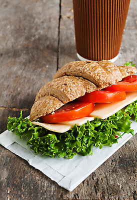 포토 JPG 해외이미지 종이 커피 토마토 채소 치즈 실내 사람없음 크루아상 테이크아웃컵 나무배경 해외202004 크루아상샌드위치 해외포토 음료 빵 백그라운드 유제품 샌드위치 내부 컵 파일형식 이미지허브