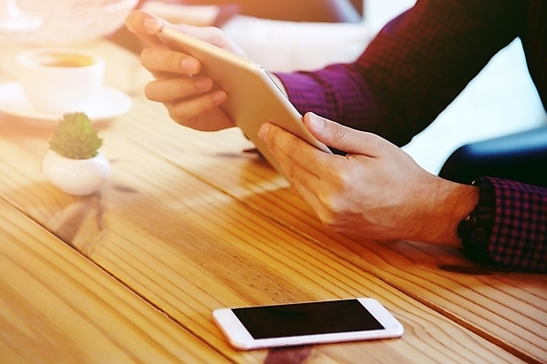 포토 JPG 해외이미지 백인 직업 라이프스타일 손 남자 행복 커피 백그라운드 컨셉 인터넷 비즈니스 통신 탁자 아침 모바일 수염 사람 앉기 사람없음 컵 스마트폰 컴퓨터 사무실 독서 알약 상점 디지털 스크린 카페 터치 마시기 잡기 업무 비즈니스맨 뉴스 무선전화기 손목시계 패드 단절 소셜 해외202004 해외포토 주간 서양인 식기 감정 음료 시계 가구 장신구 모션 생활 신체부위 전자제품 핸드폰 스마트기기 약 작업 직장인 전화기 파일형식 이미지허브