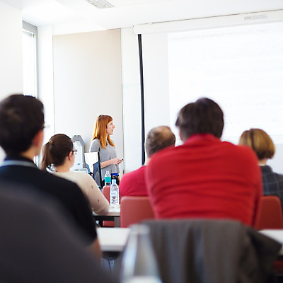 포토 JPG 해외이미지 직업 학생 여자 교육 비즈니스 사업가 학교 회의 수업 설명 한명 사람 이벤트 스터디 강사 듣기 모임 비즈니스우먼 발표 가르침 그룹 작업실 토론 강의 강당 경영자 대학교 일반 세미나 주목 연습생 해외202004 해외포토 1 모션 학습 직장인 연습 리더 파일형식 이미지허브