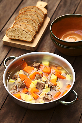 포토 JPG 해외이미지 전통 접시 음식 채소 양파 감자 파프리카 파스타 육류 요리 사람없음 세로 식사 당근 소고기 수프 냄비 국수 전문 핸드메이드 해외202004 해외포토 식기 식재료 뿌리채소 서양음식 면류 솥 파일형식 이미지허브