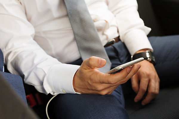 포토 JPG 해외이미지 직업 손 응시 남자 인터넷 비즈니스 텍스트 통신 손가락 자동차 넥타이 모바일 사람 사람없음 스마트폰 핸드폰 독서 디지털 스크린 자료 장비 운전 터치 타이핑 잡기 업무 비즈니스맨 메시지 어플리케이션 상인 중개인 무선전화기 전화기 스마트 무역 와이파이 경영 요금 해외202004 해외포토 시선 잡화 산업 육상교통 컨셉 모션 신체부위 전자제품 스마트기기 작업 직장인 무선인터넷 파일형식 이미지허브