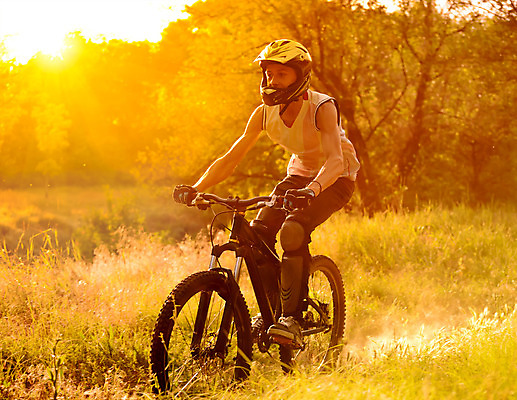 포토 JPG 해외이미지 라이프스타일 남자 산 한명 풍경 성인 야외 태양 일출 자전거 일몰 승차 숲 헬멧 언덕 싱글 주말 성인남자한명만 해외202004 해외포토 자연요소 1 모션 사람 생활 노을 바이크 보호장비 남자한명만 성인남자만 파일형식 이미지허브