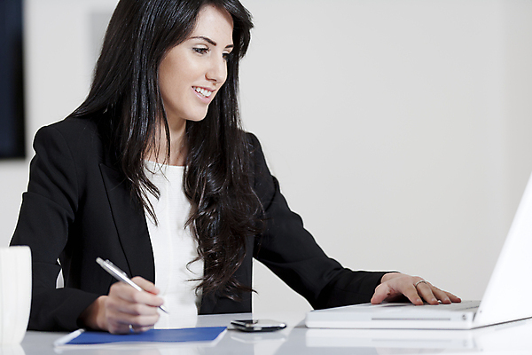 포토 JPG 해외이미지 백인 라이프스타일 여자 행복 비즈니스 주택 한명 미소 노트북 컴퓨터 사무실 기록 업무 작업 스마트 스타일 해외202004 해외포토 서양인 1 감정 컨셉 표정 사람 건물 생활 전자제품 파일형식 이미지허브