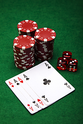 포토 JPG 해외이미지 실내 사람없음 쌓기 트럼프 포커칩 도박 카지노 주사위 겜블 초록배경 해외202004 해외포토 백그라운드 모션 내부 초록색 놀이용품 포커 파일형식 이미지허브