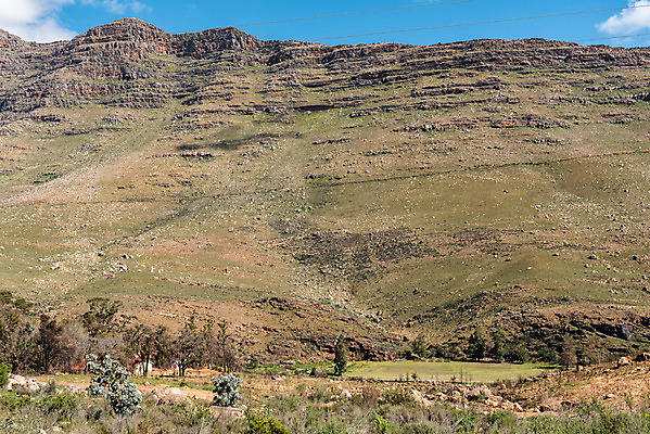 포토 JPG 해외이미지 나무 교육 여행 겨울 학교 아프리카 자연 산 풍경 사람없음 건물 초록색 파란색 햇빛 갈색 맑음 시골 관목 언덕 남아프리카 해외202004 해외포토 식물 건축물 계절 나라 컬러 날씨 태양 생태계 파일형식 이미지허브