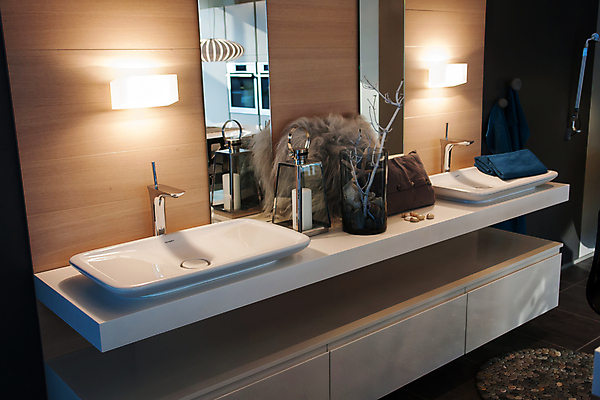 포토 JPG 해외이미지 라이프스타일 벽 가구 건축양식 부동산 새로움 바닥 아파트 주택 실내 사람없음 내부 장식 인테리어 유행 목욕 거울 욕실 플랫 고급 우아함 수리 빨래 캐비닛 타일 오브젝트 싱크대 수도꼭지 스타일 안락 해외202004 해외포토 디자인 건축 생활용품 컨셉 가사 건물 생활 청결 재산 사물함 개수대 파일형식 이미지허브