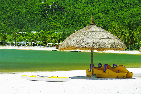 포토 JPG 해외이미지 구름 라이프스타일 모래 파도 바다 섬 여행 의자 우산 자연 하늘 호텔 휴가 휴식 풍경 사람없음 야외 물 여름 파란색 햇빛 수영 침묵 꿈 휴게실 고급 휴양지 양산 베트남 장면 코코넛 추적 수평선 해외202004 해외포토 자연요소 계절 컬러 가구 컨셉 과일 모션 숙소 생활 태양 동남아시아 소리 장소 수상스포츠 생태계 파일형식 이미지허브
