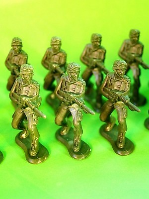 포토 JPG 해외이미지 모델 무기 실내 사람없음 초록색 장난감 미니어처 피규어 총 흰색 닫기 작음 공격 플라스틱 오브젝트 군용 싸움 전쟁 육군 병정 특공대 많음 해외202004 해외포토 컬러 컨셉 모션 재질 군대 내부 모형 크기 특수부대 파일형식 이미지허브