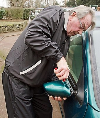 포토 JPG 해외이미지 자동차 한명 거울 공구 도시 수리 사건 고장 펜치 보험 격파 보너스 해외202004 해외포토 1 육상교통 모션 사람 도구 파일형식 이미지허브