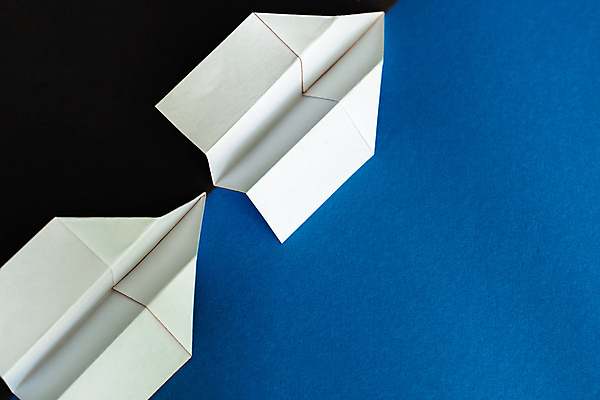 포토 JPG 해외이미지 종이 검은배경 실내 사람없음 두개 종이비행기 파란배경 해외202004 해외포토 백그라운드 2 내부 파란색 검은색 종이접기 파일형식 이미지허브