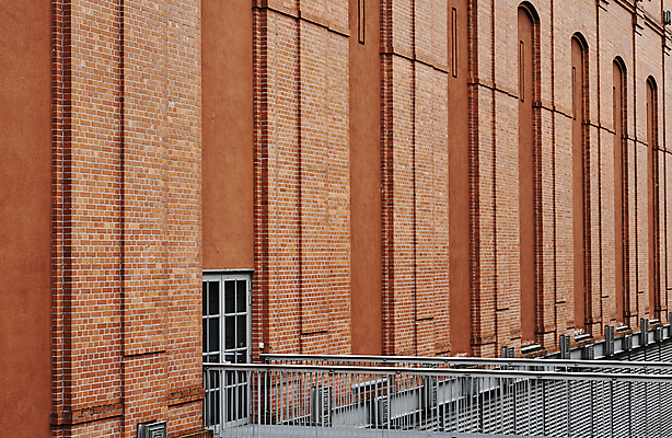 포토 JPG 해외이미지 디자인 유럽 벽 건축양식 창문 공장 벽돌 사람없음 금속 기둥 도시 보행로 폴란드 뒤뜰 양조장 옛날 해외202004 해외포토 건축 나라 길 공업 재질 파일형식 이미지허브