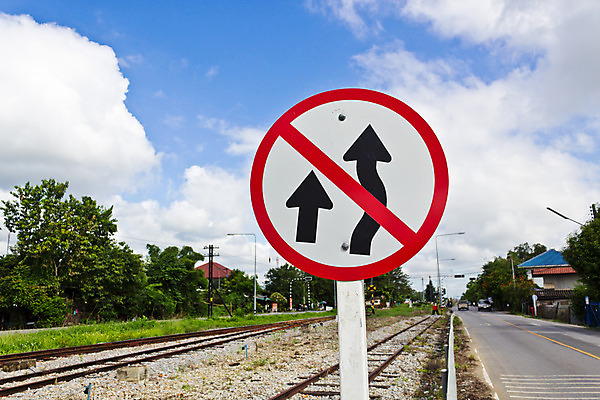 포토 JPG 해외이미지 배너 도로 선 여행 십자가 경고 사람없음 울타리 금속 기차 역 위험 방향 심볼 사인 속도 암초 봉 건너기 그만 디젤 방법 선로 철강 해외202004 해외포토 길 육상교통 컨셉 교통시설 모션 재질 대중교통 담장 파일형식 이미지허브