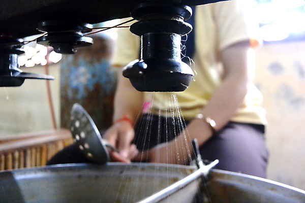 포토 JPG 해외이미지 손 옷 산업 아시아 문화 곤충 추상 주택 동양인 사람없음 컬러풀 노란색 유행 기계 면 뜨거움 뜨개질 황금 실 실크 다발 묘사 보따리 질감 날것 만들기 섬유 솜털 수공예 내추럴 끓이기 돌리기 방법 짜기 핸드메이드 해외202004 해외포토 동물 나라 컬러 무늬 모션 인종 취미 건물 신체부위 직물 공예 파일형식 이미지허브