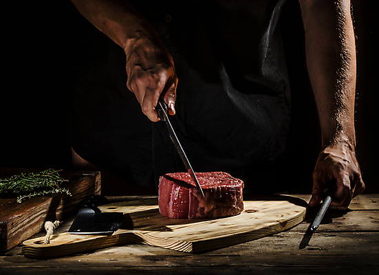 포토 JPG 해외이미지 백인 직업 접시 손 남자 음식 유니폼 호텔 관리 육류 스테이크 요리 사람 성인 사람없음 빨간색 주방 식당 요리사 식사 소고기 흰색 칼 자르기 만족 준비 상업 갈비뼈 정육점 방식 해외202004 해외포토 서양인 식기 옷 감정 컬러 식재료 모션 숙소 뼈 서양음식 신체부위 상점 파일형식 이미지허브