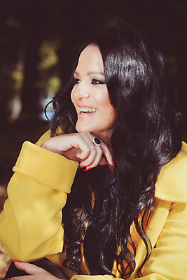 포토 JPG 해외이미지 나무 백인 라이프스타일 계절 공원 여자 행복 얼굴 백그라운드 잎 자연 휴식 건강 한명 미소 사람 성인 야외 빨간색 초록색 노란색 유행 기쁨 코트 가을 황금 숲 9월 10월 해외202004 해외포토 서양인 식물 1 공공시설 감정 컬러 컨셉 표정 생활 신체부위 외투 날짜 생태계 파일형식 이미지허브