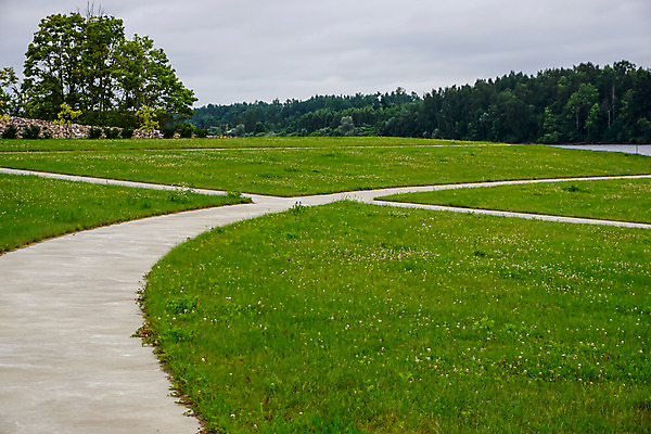 포토 JPG 해외이미지 나무 구름 계절 공원 유럽 도로 길 벽 백그라운드 밭 건축양식 자연 하늘 풍경 사람없음 야외 목재 초록색 물 여름 파란색 강 쌓기 정원 바위 시골 운명 도시 역사 오솔길 심볼 장면 기념물 천연기념물 라트비아 해외202004 해외포토 자연요소 식물 공공시설 건축 나라 컬러 농업 재료 교통시설 모션 북유럽 돌_바위 생태계 파일형식 이미지허브