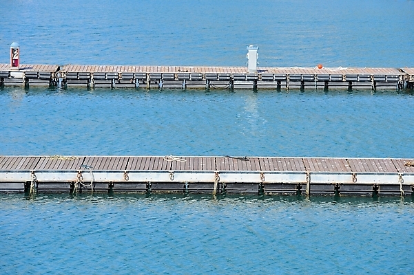 포토 JPG 해외이미지 바다 낚시 항해 사람없음 목재 물 여행객 항구 보트 해외202004 해외포토 자연요소 나무 배_교통 재료 교통시설 레저 사람 파일형식 이미지허브