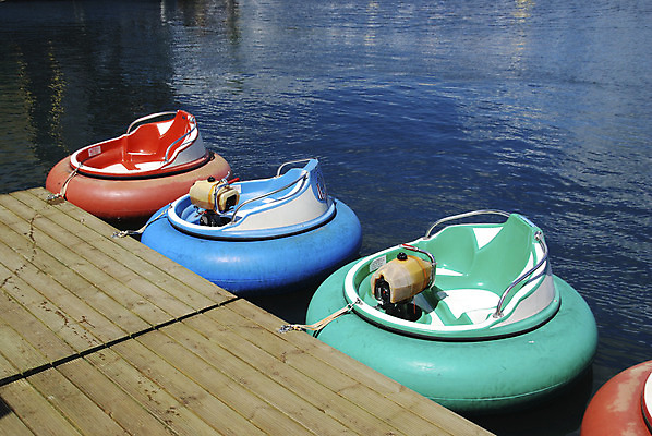 포토 JPG 해외이미지 주간 행복 휴식 사람없음 야외 물 맑음 놀이공원 보트 주말 해외202004 해외포토 자연요소 감정 컨셉 배_교통 날씨 테마파크 파일형식 이미지허브