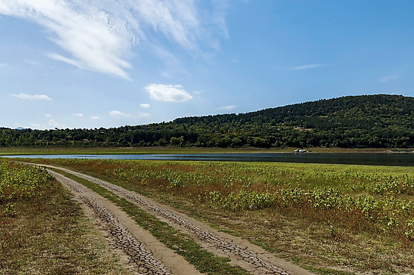 포토 JPG 해외이미지 나무 구름 응시 계절 호수 백그라운드 잎 자연 하늘 낚시 산 주택 건조 풍경 사람없음 초록색 물 파란색 흙 가을 동굴 숲 댐 그림 땅바닥 방법 불가리아 해외202004 해외포토 자연요소 식물 시선 공공시설 컬러 레저 바닥 건물 생태계 파일형식 남유럽 이미지허브