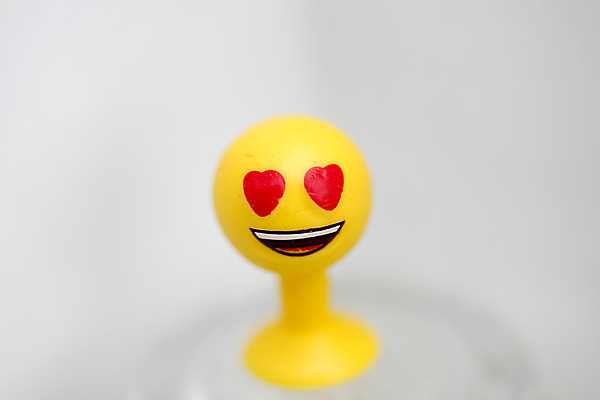 포토 JPG 해외이미지 백인 구름 직업 여자 남자 행복 감정 장난 청소년 자연 서기 미소 웃음 사람없음 스마트폰 태블릿 사무실 알약 평화 스크린 침묵 흰색 표현 잡기 무서움 알림 쇼 숨기 혼란 힙스터 카피스페이스 혼혈 해외202004 해외포토 자연요소 서양인 패션 컬러 컨셉 비즈니스 모션 표정 사람 전자제품 핸드폰 스마트기기 약 소리 공백 생태계 다문화 파일형식 이미지허브